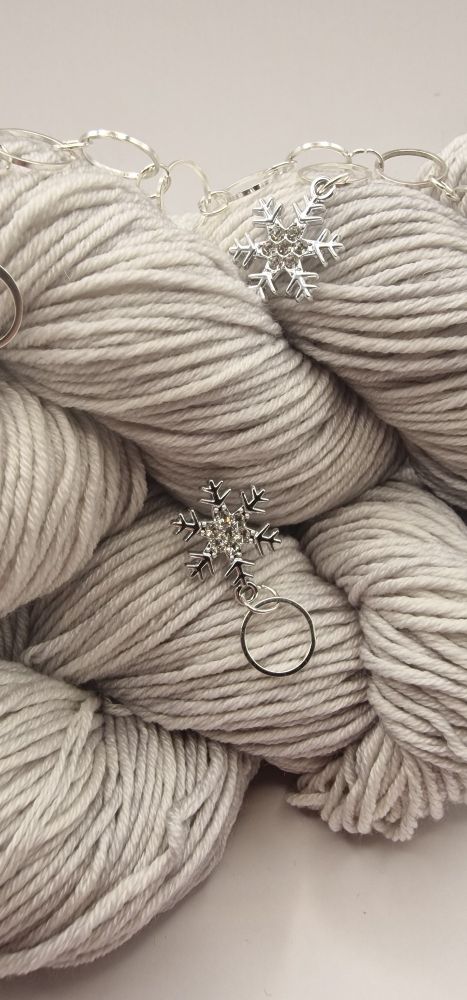 Fancy a new project? How about a soft, cozy scarf for this weather? The light gray, almost white yarn made of merino and silk is perfect for it... and a little bling with glittering snowflake-shaped stitch markers when knitting or crocheting is always a good idea... right? The row counter rounds off the whole set perfectly. Winter is still a few weeks away