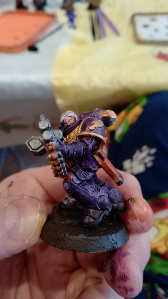 Un intercesor con un lanzagranadas, pintado con los colores de los hijos del emperador (se puede ver el emblema en la hombrera). Tiene cabeza de mujer para poder hacer llorar a señoros