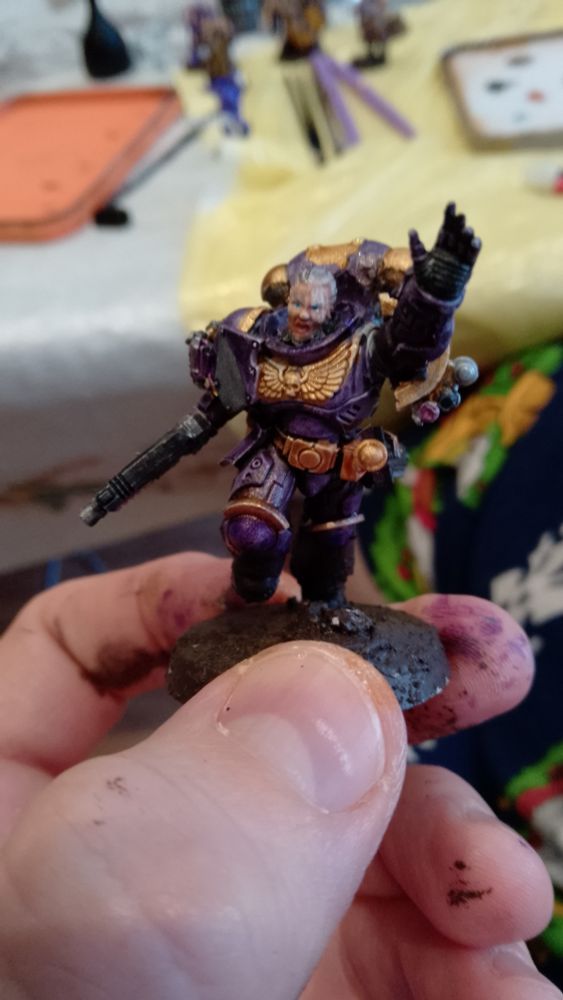 Un intercesor de asalto pintado con los colores de los hijos del emperador, con cabeza femenina para hacer llorar a señores