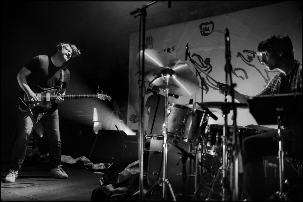 Michel Cloup et son batteur sur la scène du Café de la danse, Pris 5 avril 2019.