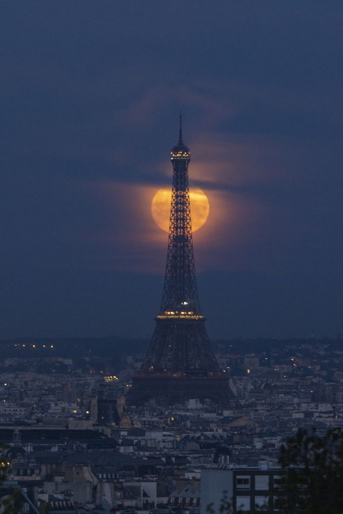 Coucher de pleine Lune sur la Tour Eiffel