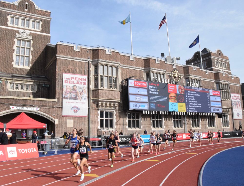 The first section of the high school girls 4x800