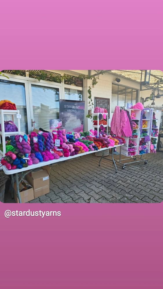 Ein Stand voller selbstgefärbter Wolle mit grell pinken spots. 
