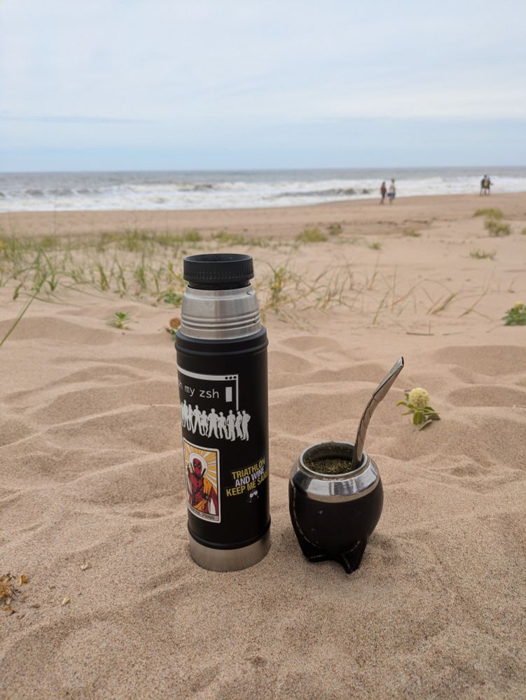 Mate y termo en la playa 
