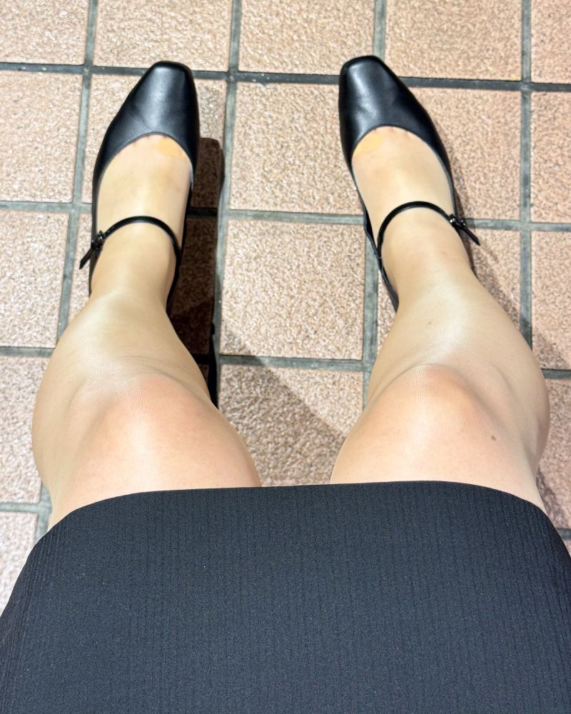 スカートスーツで女装した男性。ストッキングを履いた脚のアップ。
A man crossdressed in a skirt suit. Close-up of legs wearing stockings.