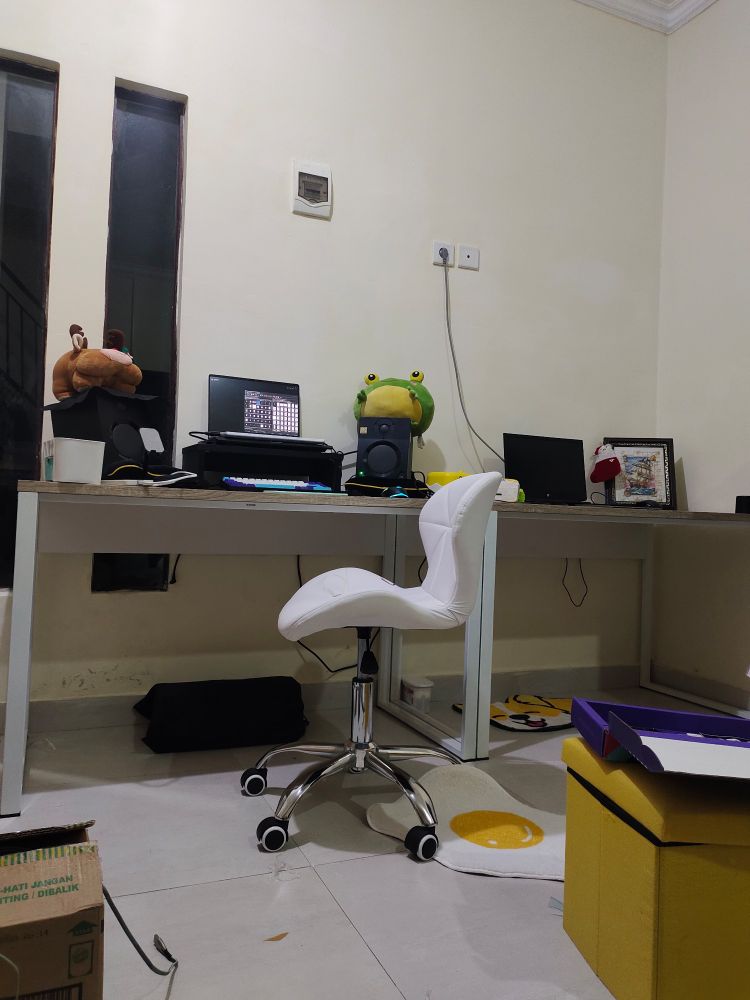 picture of two workdesk with office white chair