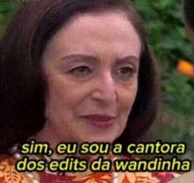 Atriz Ana Torres como Débora de Alma Gêmea com a seguinte frase escrita como legenda "Sim, eu sou a cantora dos edits da Wandinha"