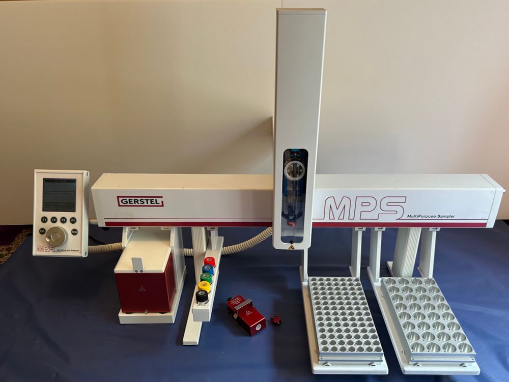 GERSTEL branded PAL-xt 80cm configured for liquid-, headspace and Large Volume liquid injection.
xyz autosampler with red stipe on horizontal (x-axis) and objects (L to R) mounted under rail: red incubator/agitator, sample wash for 10mL wash solvents, two tray sets for 2mL and 10/20mL headspace vials.
