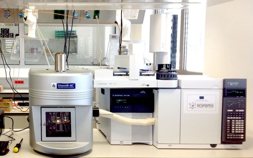 DiscovIR-GC instrument (grey box far left) coupled to Agilent 7890/5977B GC-MSD