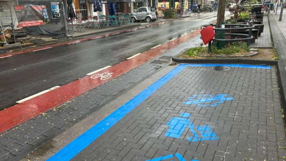 Blaue Linien auf den Straßen – sie dürften bei Autofahrern nicht gut ankommen