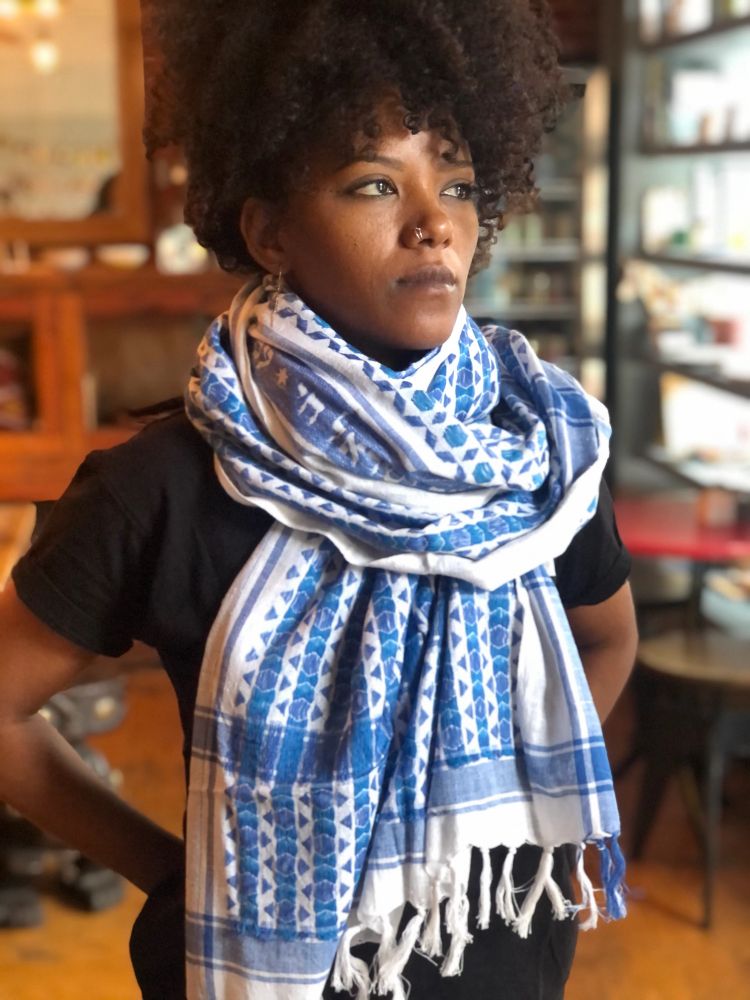 Femme noire portant la sudra autour du cou