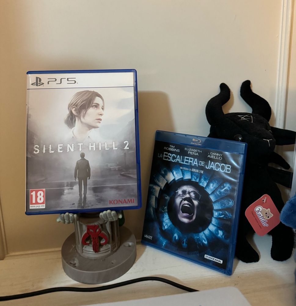 Silent Hill 2 para Playstation 5 junto a Jacob’s Ladder o la Escalera de Jacob en Blu-ray.