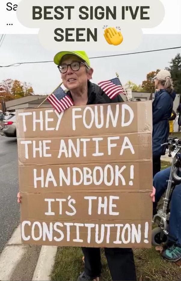 Bildbeschreibung (Deutsch):
Eine ältere Frau hält ein Schild mit der Aufschrift
„They found the ANTIFA handbook! It's the CONSTITUTION!" - ein ironischer Hinweis darauf, dass der wahre antifaschistische Leitfaden die Verfassung ist. Zwei kleine US-Flaggen ragen aus dem Schild, Symbol für Patriotismus, der auf Rechtsstaatlichkeit und Gleichheit basiert.
Image description (English):
An elderly woman holds a sign reading "They found the ANTIFA handbook! It's the CONSTITUTION!" — an ironic statement highlighting that true antifascist principles are rooted in the Constitution itself.
Two small American flags emphasize that genuine patriotism means defending democratic rights and equality.🖖