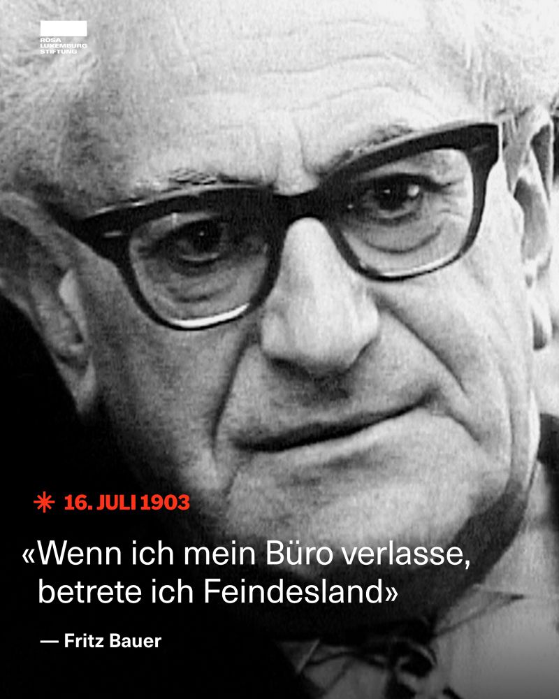 Bildbeschreibung (Deutsch):
Nahaufnahme des Juristen Fritz Bauer mit ernster Miene. Das Zitat „Wenn ich mein Büro verlasse, betrete ich Feindesland“ spiegelt seine tiefe Erfahrung mit institutionalisierter Feindseligkeit gegen Aufklärung und Gerechtigkeit. Die Grafik stammt von der Rosa-Luxemburg-Stiftung und erinnert an Bauers Geburtstag – einen Mann, der die Wahrheit nicht aus Feigheit verschwieg.

Image description (English):
Close-up of Fritz Bauer, German jurist and Holocaust prosecutor. The quote “When I leave my office, I enter enemy territory” reflects the hostility he faced within the institutions he served. The image, created by the Rosa Luxemburg Foundation, marks his birthday – honoring a man who dared to speak the truth, despite the cost.🖖