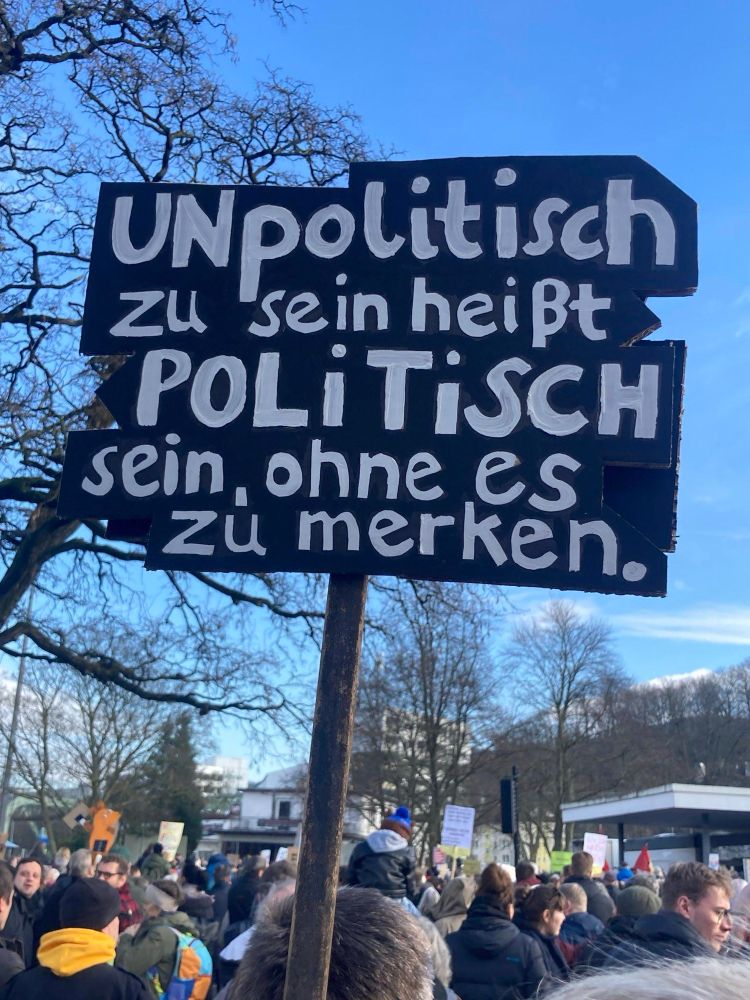 UNpolitisch zu sein heißt POLiTiSCH sein, ohne es zu merken.🖖