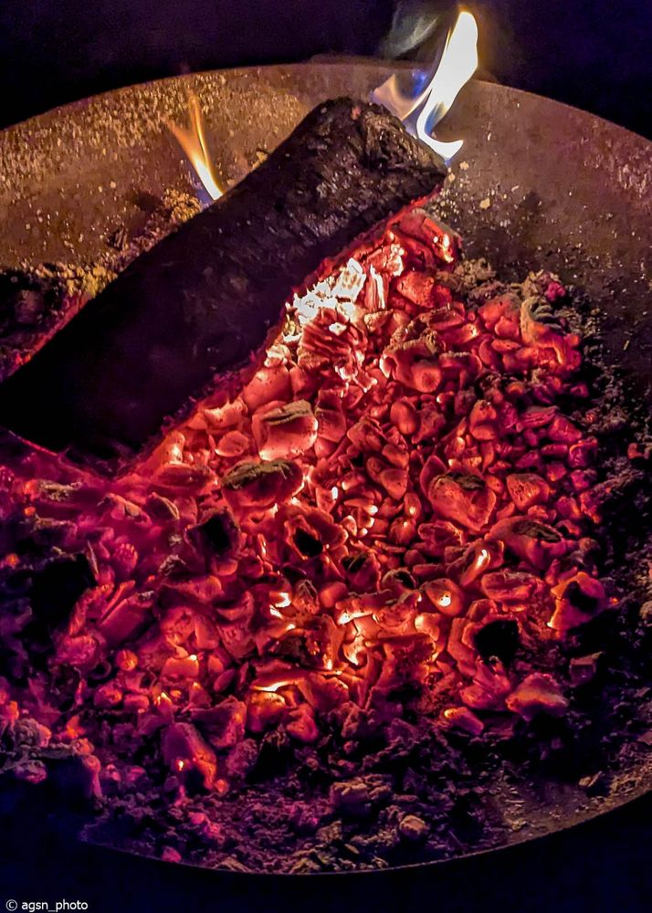 Feuer: Nahaufnahme einer Feuerschale zu Ostern / Fire: Close-up of a fire bowl for Easter
