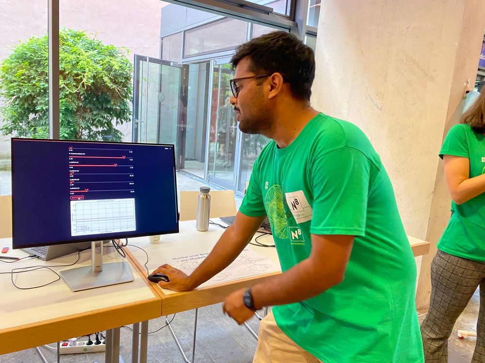 Presenter demonstrating data visualization on a computer.