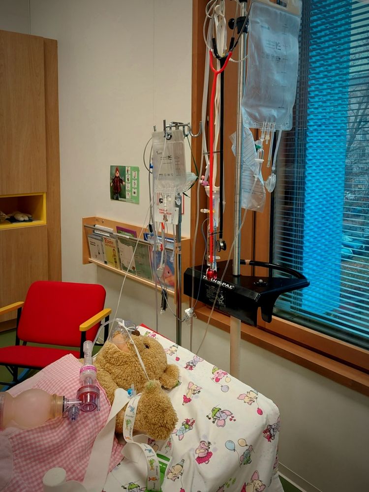 Nalle sairaalapedillä tiputuksessa.