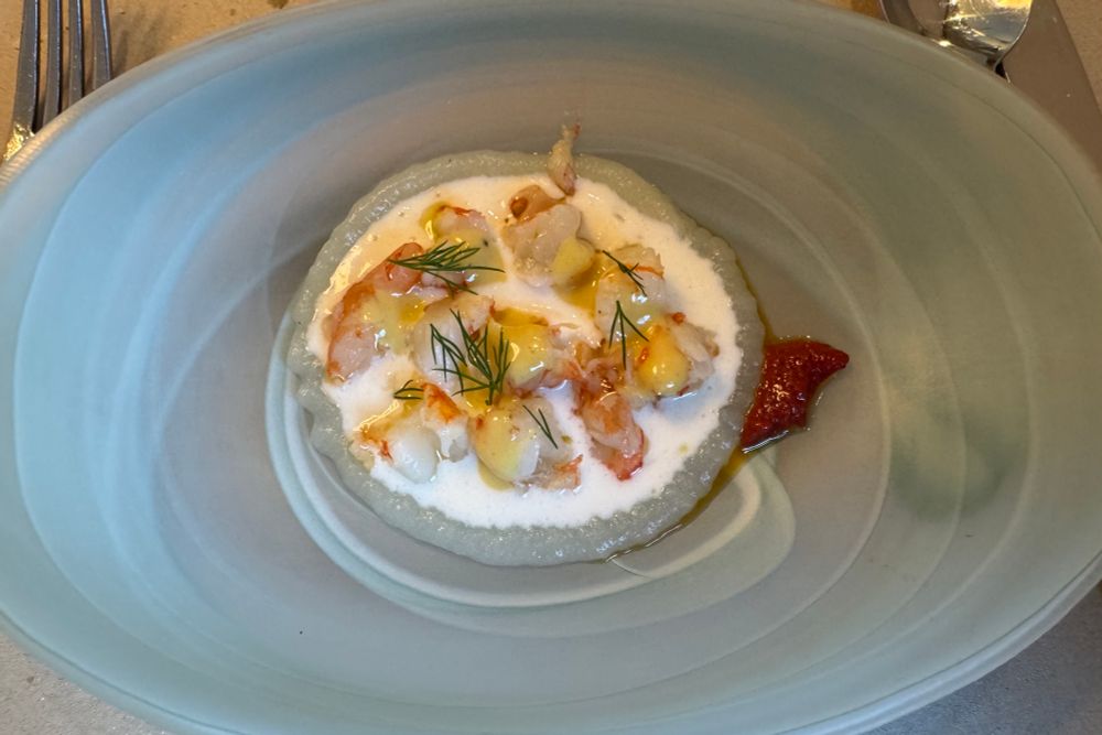 Grande assiette ovale gris clair avec gelée de forme ronde avec gambas orange 