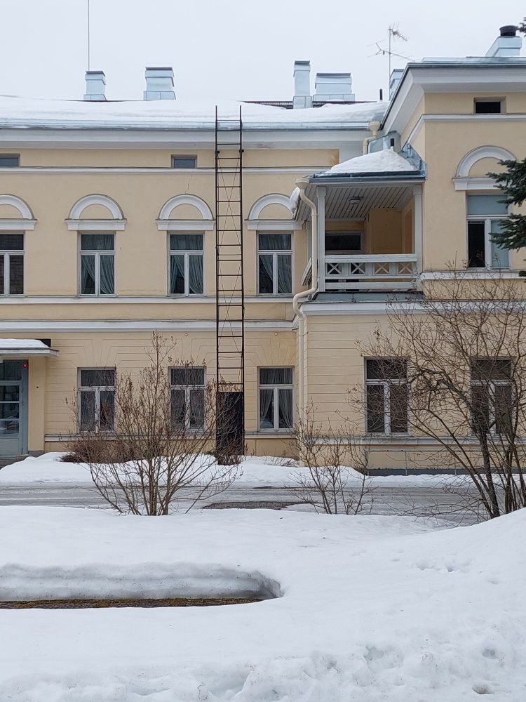 Entinen lääninhallituksen talo, jonka on suunnitellut C.L. Engel. Vaaleankellervää empirearkkitehtuuria Mikkelin keskustassa. Kuva korttelin sisäpihan puolelta.