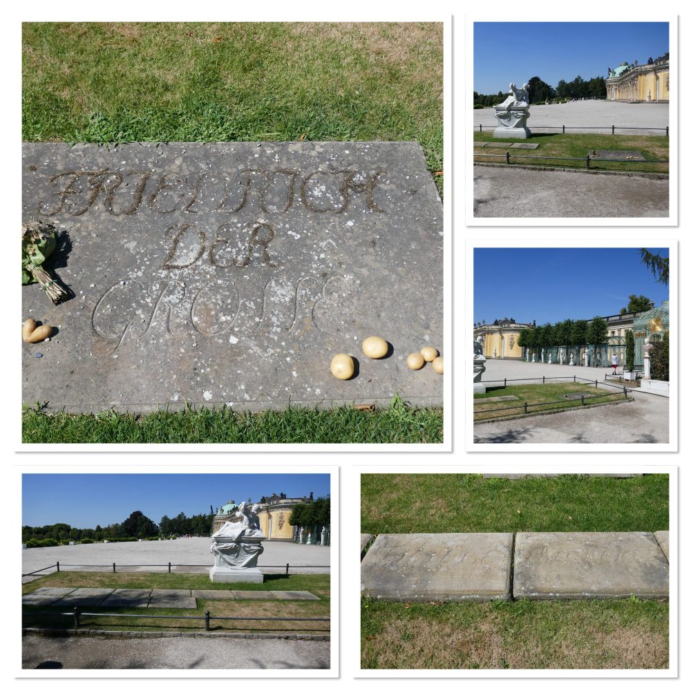 Grabplatten Friedrichs II. und seiner Hunde vor dem Palast von Sansouci. Auf der von Friedrich steht "Friedrich der Grosse" ; außerdem liegen einige Kartoffeln darauf. Auf denen der Hunde im Close-up stehen die Namen "Thisbe" und "Alcmene". 