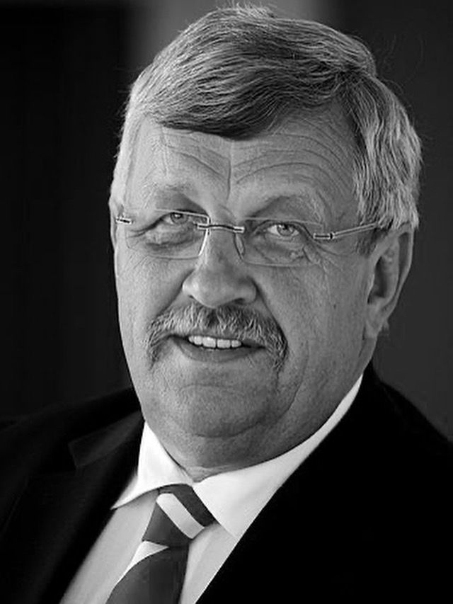 Das Foto zeigt Walter Lübcke, den von einem Neonazi ermordeten Regierungspräsidenten von Kassel, in einem schwarz-weißen Foto mit einem schwarzen Anzug und einem weißen Hemd.