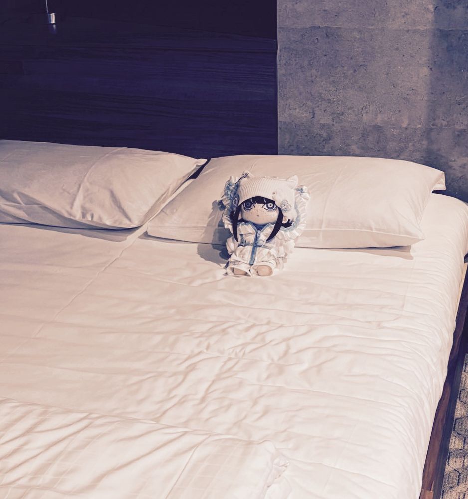 ベッドに横たわる無属性ぬいぐるみの写真