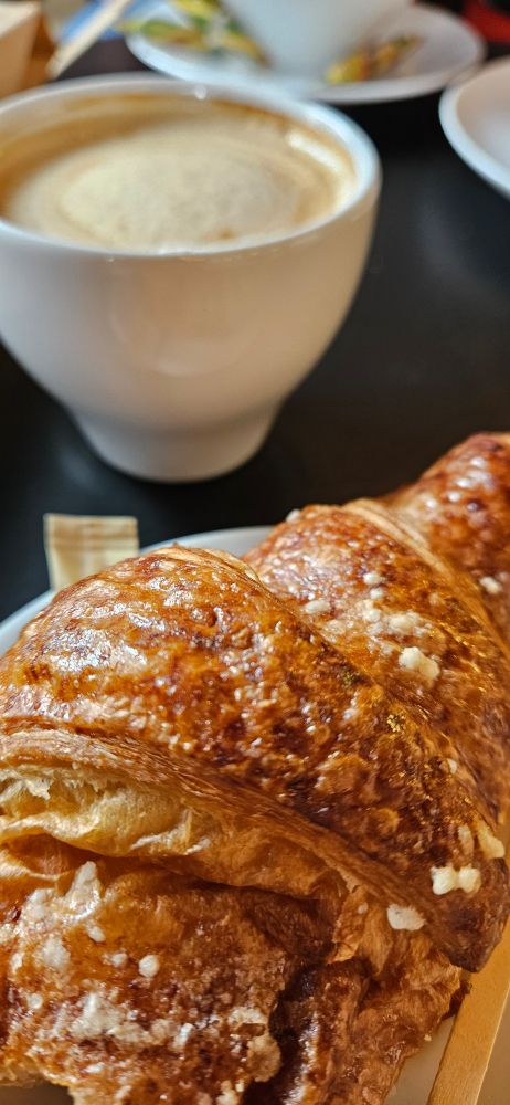 croissant i małe cappucino