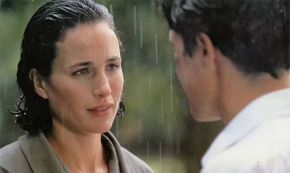 Andie MacDowell i ösregn från Fyra Bröllop och en begravning. Man ser lite av Hughen från sidan-bakom också