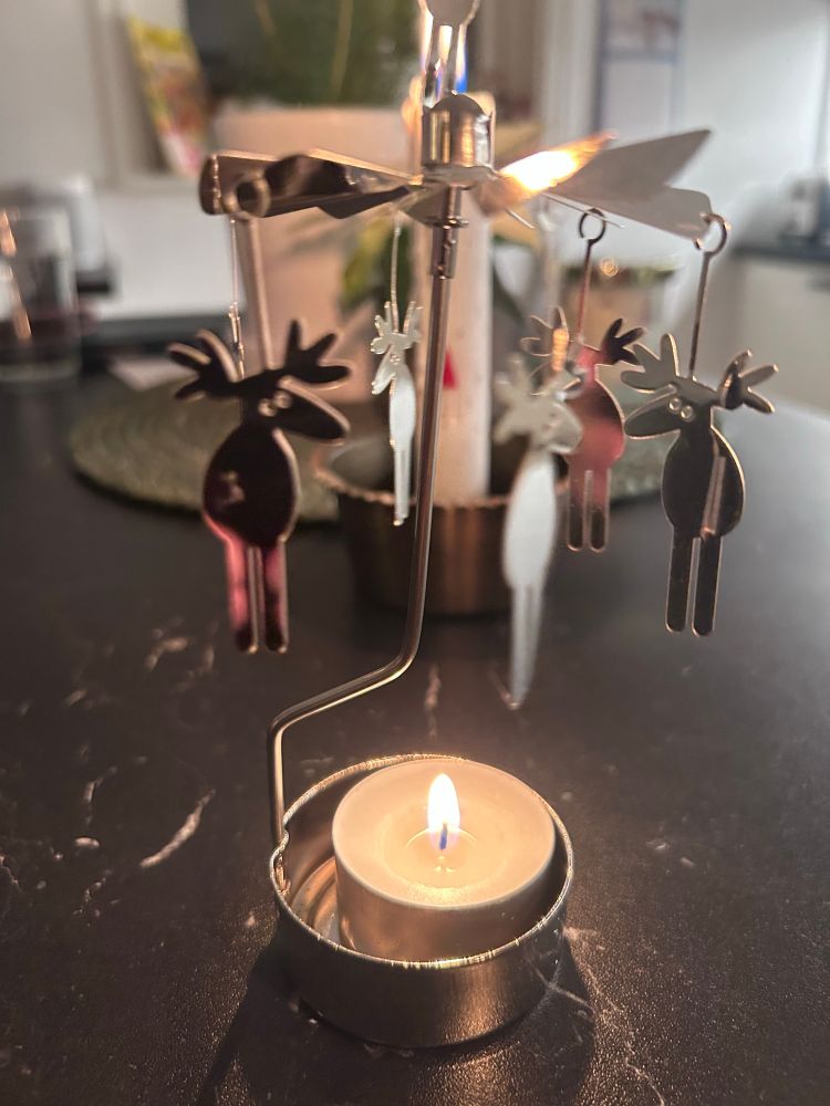 Ett änglaspel fast det är älgfigurer som snurrar med hjälp av värmeljuset