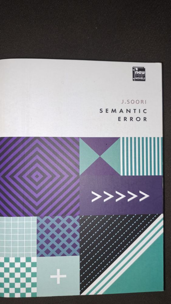 Parte de trás do mangá "Semantic Error" de J.Soori, possui uma sequência de setas apontando pra direita em contraste com um fundo que mescla as cores roxa, verde e branco