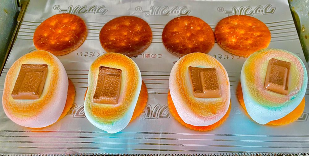 クラッカーにマシュマロとチョコレートをのせてトースターで焼いたものです。マシュマロにちょっと焦げ目がついて、おいしそうです。