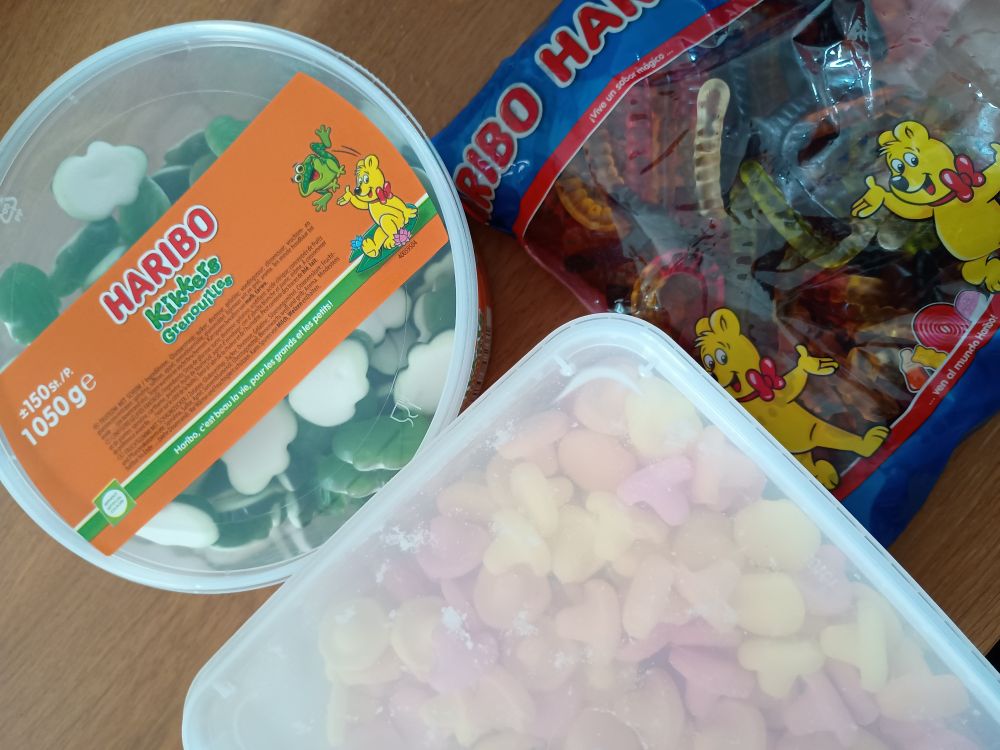 Snoepdozen/zak met daarin kikkers, wormen en paddestoelen 