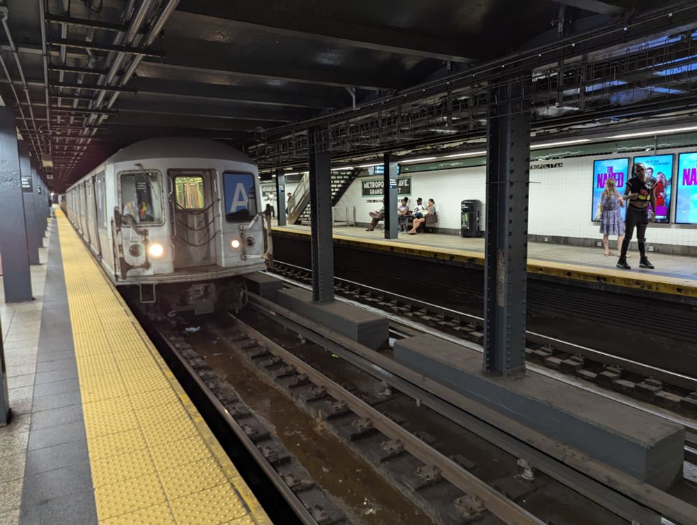 R42 A Train out of service running the garbage train at Metropolitan/Lorimer G train station