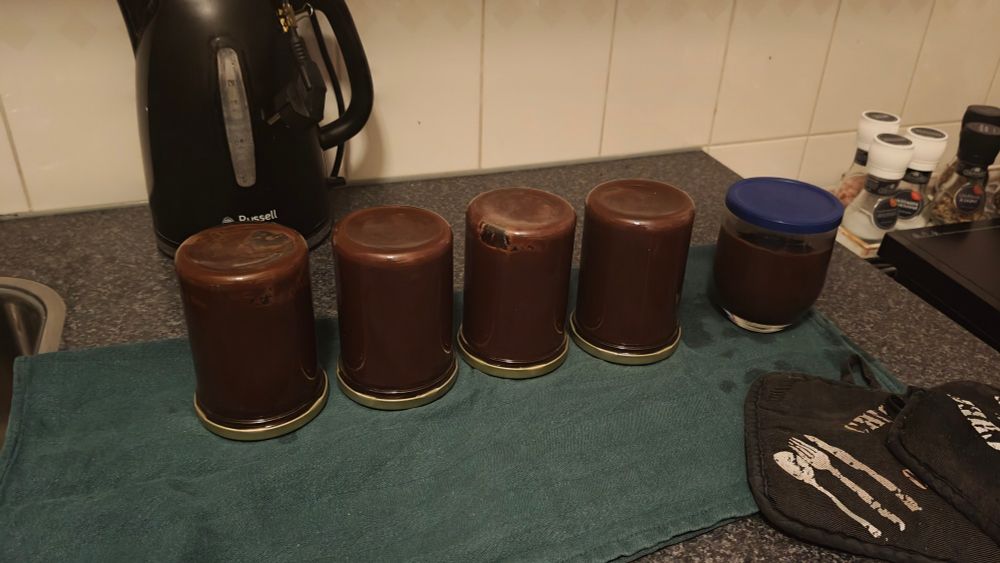 Alle 4 de potten staan nu even op zn kop..
Na mijn wandeling zet ik ze recht..