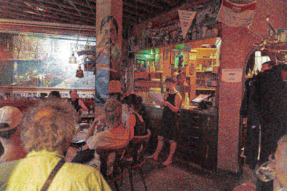 eine Frau steht in einem Restaurant