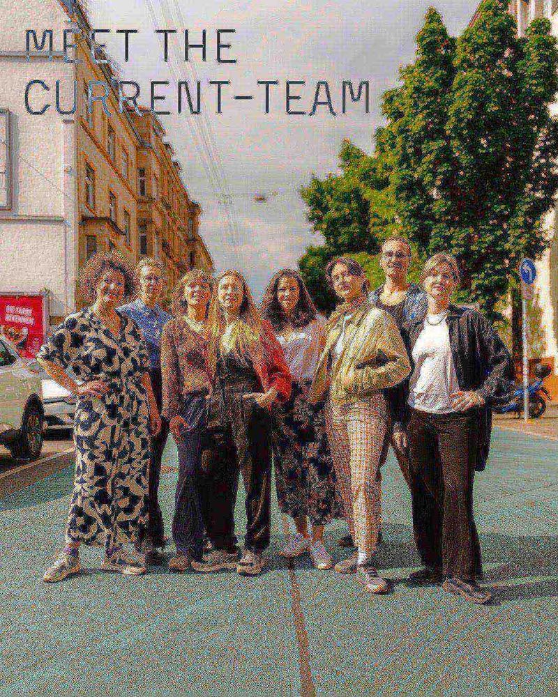 eine Gruppe von Menschen, die für ein Foto posieren