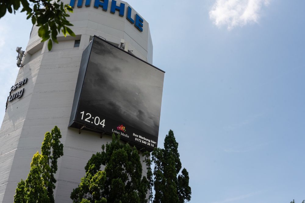 ein großes Schild an einem Gebäude