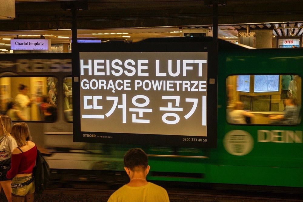 Ein Mann steht vor einem Zug.