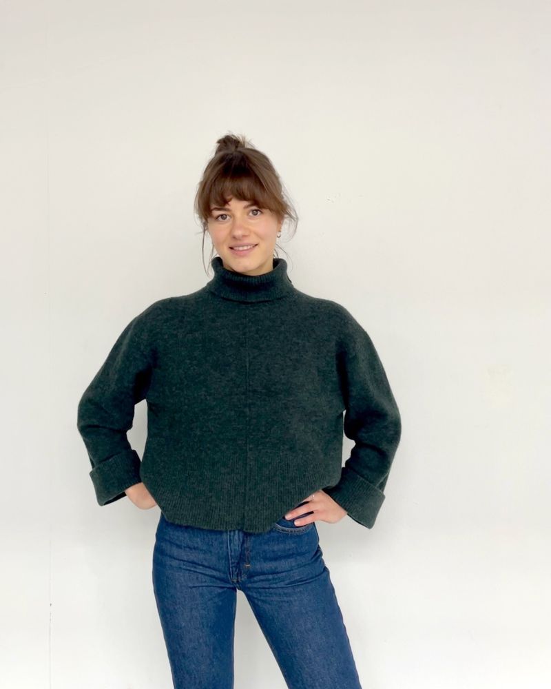 eine Frau posiert für ein Foto