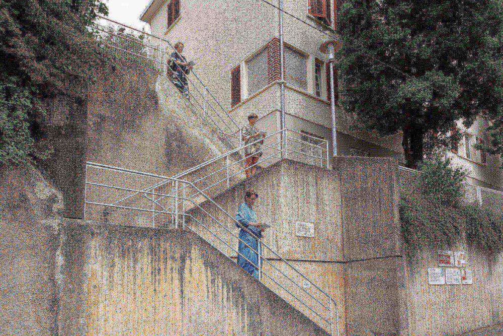 eine Gruppe von Menschen, die Treppen hochläuft