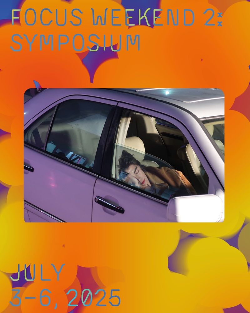 eine Person, die im Auto schläft