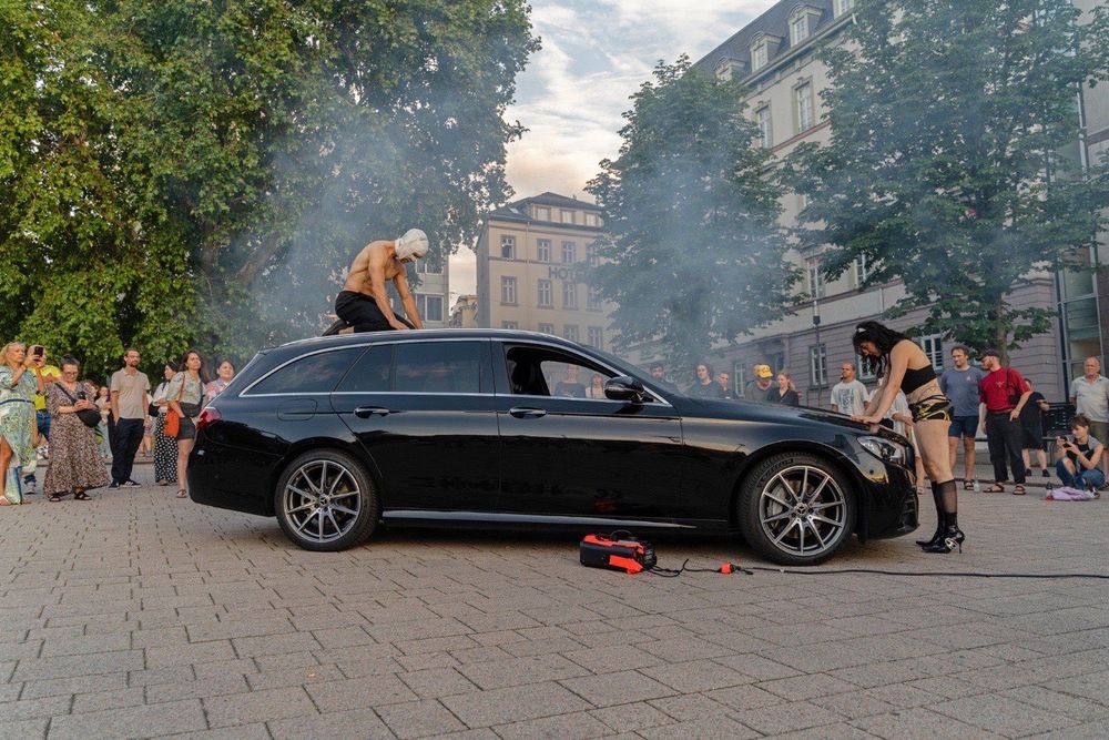 ein Mann steht auf einem Auto