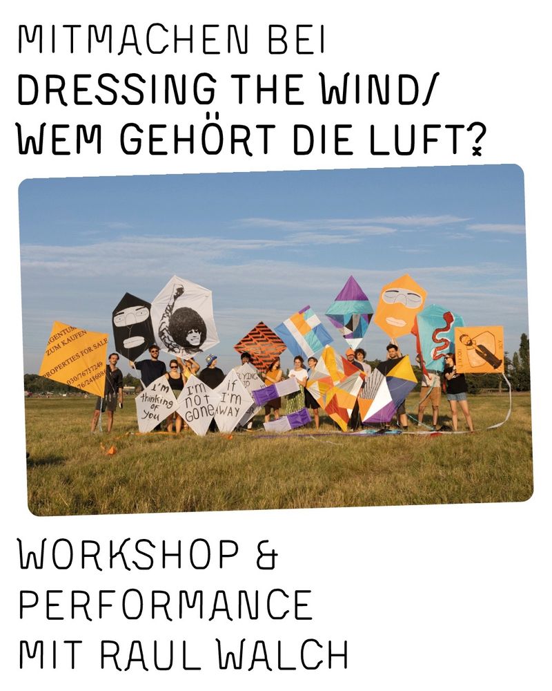 Eine Gruppe von Menschen, die Drachen auf einem Feld halten.