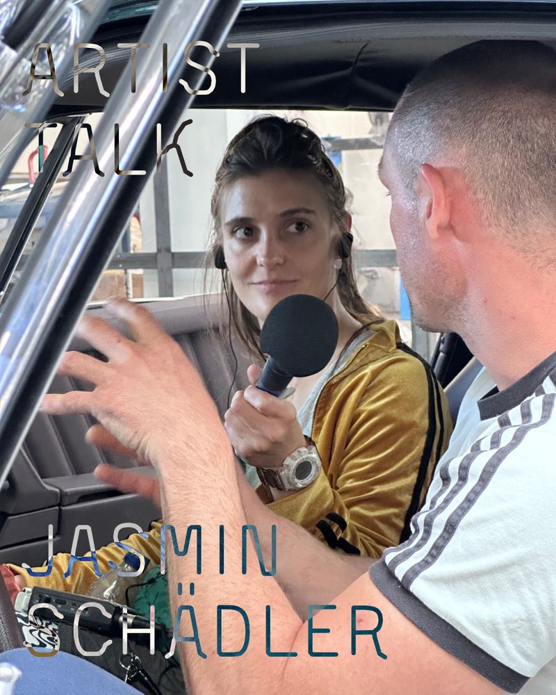 ein Mann und eine Frau in einem Auto