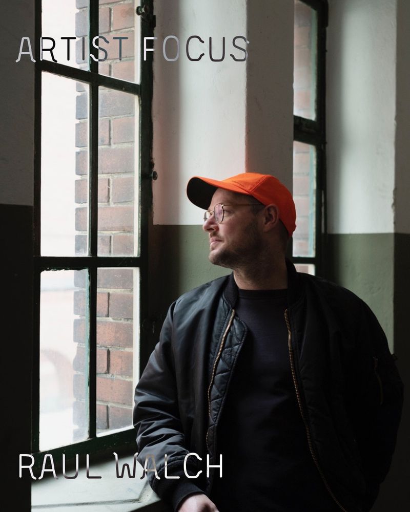 ein Mann mit Hut, der aus dem Fenster schaut
