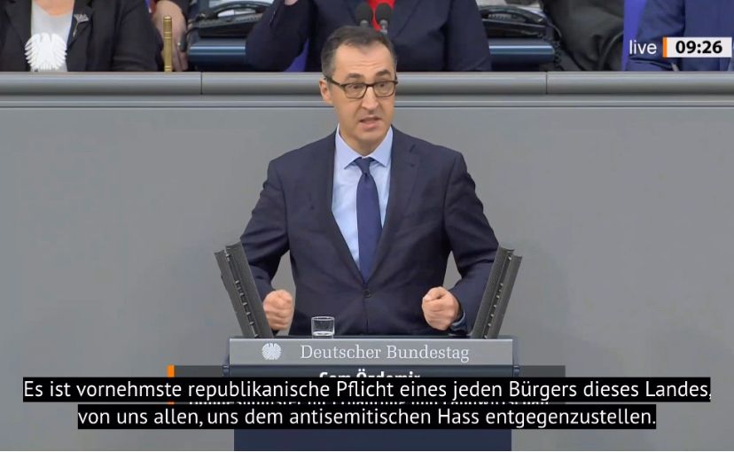 Cem Özdemir am Rednerpult im Bundestag.