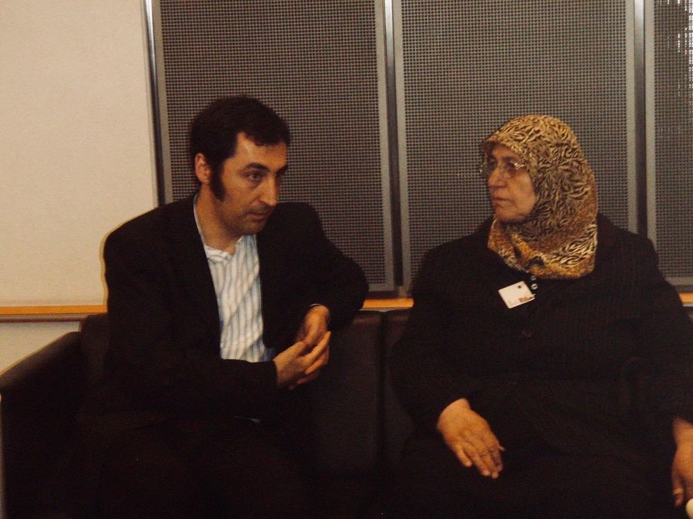 Ein altes Foto zeigt Cem Özdemir und Mevlüde Genç sitzend im Gespräch.