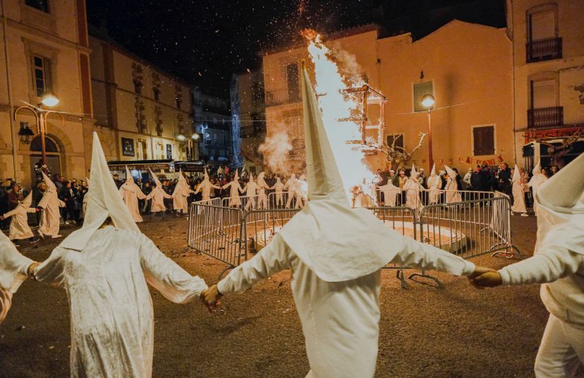 Image extraite du site de la mairie d’Amélie-les-Bains (Pyrénées-Orientales) vantant sa fête des Grégoires améliens: des hommes en longues soutanes blanches avec des cagoules pointues masquant leurs visages.