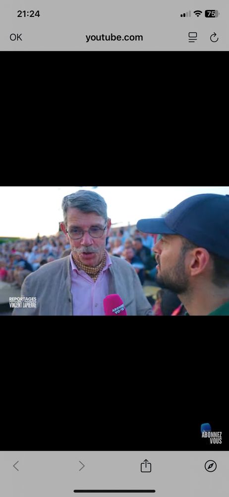 Bernard Lugan, qui participera quelques jours plus tard à l’université d’été de Sophia Polis, le groupuscule tradi identitaire admirateur de Brasillach et contre-revolutionnaire, était présent dès le 11 juillet à Moulins pour la première représentation de Murmures de la cité. Il dit à Lapierre qu’il n’écoute pas ce que dit « l’extrême gauche », qu’il lui « met des claques ».